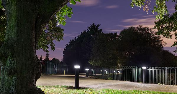 Schréder bollards light Finsbury Park in London to assure a safe passage and protect the local wildlife in the pond