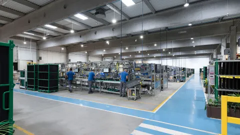 Los trabajadores de la planta de Schréder Socelec están encantados con la nueva solución de iluminación INDU BAY, que ha mejorado la visibilidad y el confort.