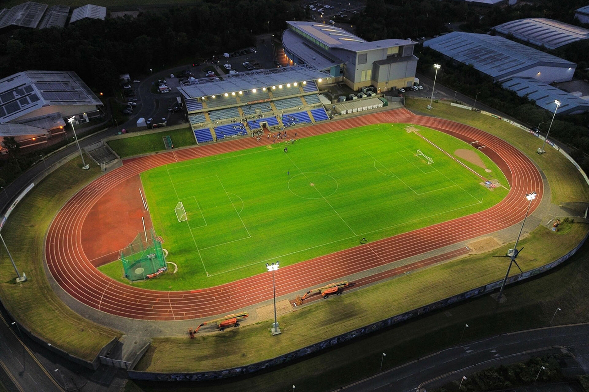 Una solución inteligente de iluminación deportiva ha mejorado la iluminación del estadio John Charles para permitir que se celebren partidos de competición.
